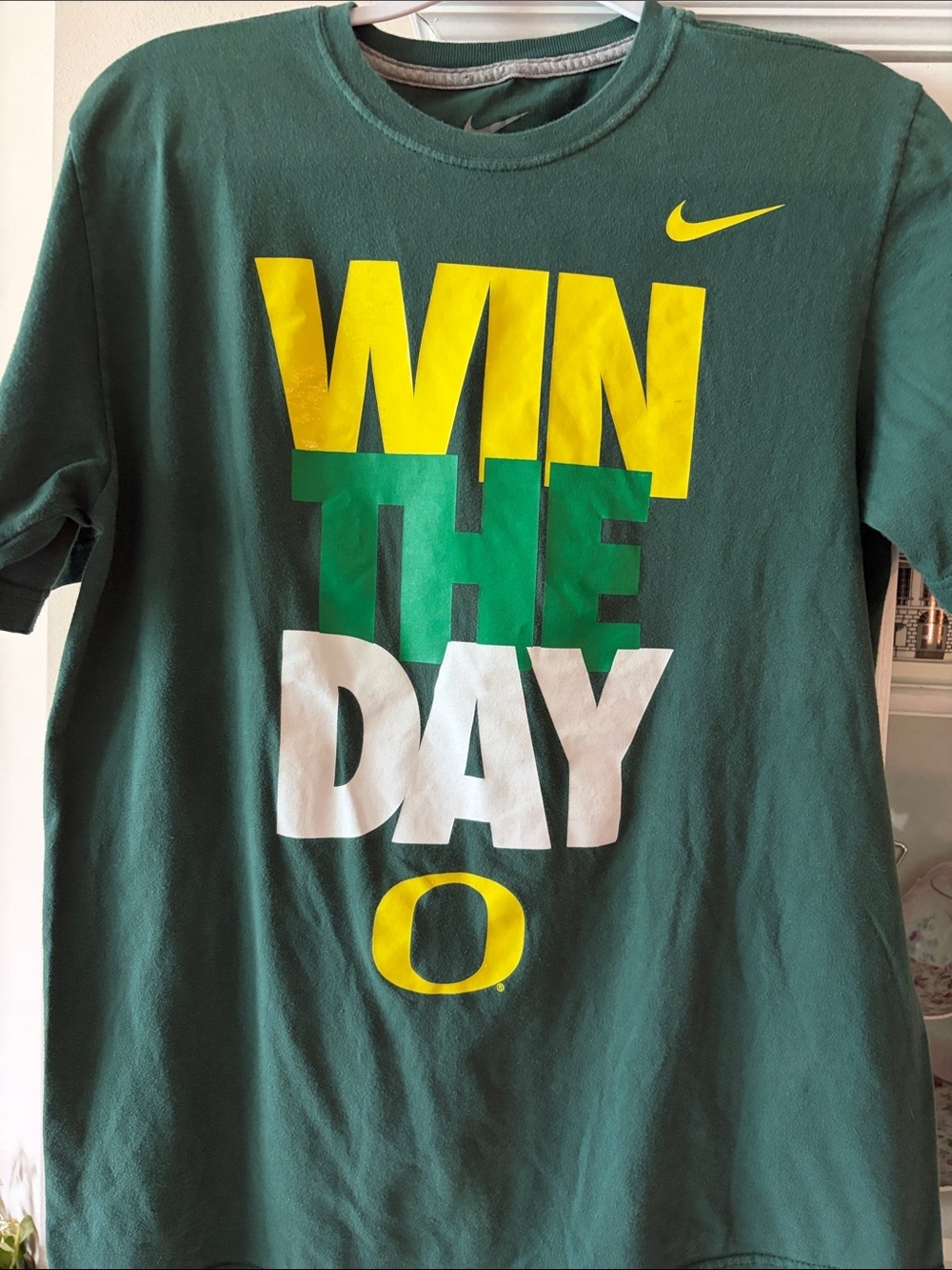 Nike Win The Day Oregon Ducks university short sleeve Tee shirt size M.